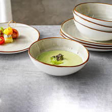 Lade das Bild in den Galerie-Viewer, Handbemalte Salatschüssel „Charlotte“ Ø 15 cm – beige-gold, gefüllt mit Suppe