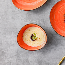 Lade das Bild in den Galerie-Viewer, Salatschüssel Ø 15 cm im Orange-Gold-Design – mit Speisen serviert