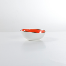 Lade das Bild in den Galerie-Viewer, Salatschüssel aus Keramik Ø 15 cm – seitliche Ansicht im Orange-Gold-Design