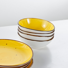 Lade das Bild in den Galerie-Viewer, Handbemalte Salatschüssel „Potosi Sun“ Ø 15 cm aus Keramik in Sonnengelb – Hauptansicht