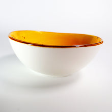 Lade das Bild in den Galerie-Viewer, Hochformat-Seitenansicht der sonnengelben Salatschüssel „Potosi Sun“ Ø 15 cm – handbemalt