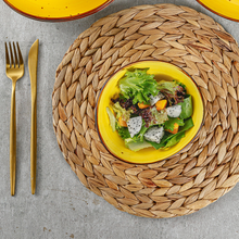Lade das Bild in den Galerie-Viewer, Sonnengelbe Salatschüssel „Potosi Sun“ Ø 15 cm, handbemalt, gefüllt mit frischem Salat