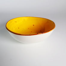 Lade das Bild in den Galerie-Viewer, Salatschüssel „Potosi Sun“ Ø 15 cm – seitliche Ansicht in sonnengelber Keramik mit braunem Rand