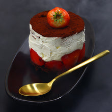 Lade das Bild in den Galerie-Viewer, Schwarze Keramik-Servierplatte Goma, länglich, serviert mit Erdbeer-Dessert und goldenem Löffel