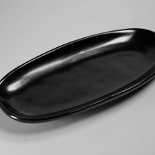 Lade das Bild in den Galerie-Viewer, Schwarze Keramik-Servierplatte Goma, länglich, zeitloses Design