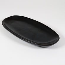 Lade das Bild in den Galerie-Viewer, Schwarze Keramik-Servierplatte Goma, länglich, glänzende Glasur, Draufsicht