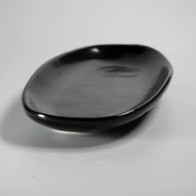 Lade das Bild in den Galerie-Viewer, Servierschale Keramik 22 cm – Schwarze Schale Goma, Spülmaschinenfest – Bild 4