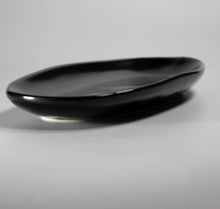 Lade das Bild in den Galerie-Viewer, Servierschale Keramik 22 cm – Schwarze Schale Goma, Spülmaschinenfest – Bild 3