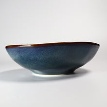 Lade das Bild in den Galerie-Viewer, Hochformat-Seitenansicht einer handbemalten Servierschale aus Keramik Ø 15 cm
