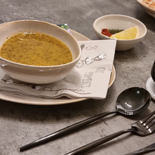 Lade das Bild in den Galerie-Viewer, Zwei Servierschalen „Charlotte“ Ø 16 cm – Beige-Gold mit Suppe