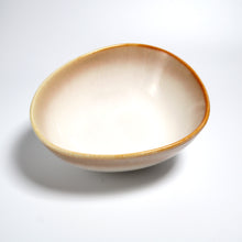 Lade das Bild in den Galerie-Viewer, Rückseite der Servierschale Ø 16 cm „Charlotte“ – Beige-Gold
