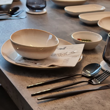 Lade das Bild in den Galerie-Viewer, Mehrere Servierschalen Ø 16 cm „Charlotte“ – Beige-Gold auf gedecktem Tisch