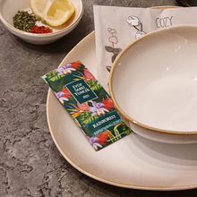 Lade das Bild in den Galerie-Viewer, Servierschale „Charlotte“ Ø 16 cm kombiniert mit Tellern – Beige-Gold