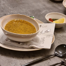 Lade das Bild in den Galerie-Viewer, Servierschale „Charlotte“ Ø 16 cm – Nahaufnahme mit Suppe