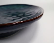 Lade das Bild in den Galerie-Viewer, Servierschale Gothenburg“ Ø 36 cm – Blau-Grün-Gold Keramikschale - Handbemalt – Bild 3