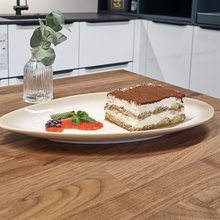 Lade das Bild in den Galerie-Viewer, Servierteller „Charlotte“ Ø 33 cm – Beige-Gold, serviert mit Kuchenstück