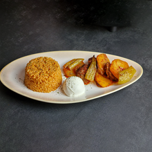 Lade das Bild in den Galerie-Viewer, Servierteller „Charlotte“ Ø 33 cm – Beige-Gold, serviert mit Beilagen und Dessert