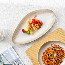 Lade das Bild in den Galerie-Viewer, Servierteller „Charlotte“ Ø 33 cm – Beige-Gold, serviert mit Pasta und Gemüse
