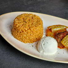 Lade das Bild in den Galerie-Viewer, Servierteller „Charlotte“ Ø 33 cm – Beige-Gold, serviert mit Reisgericht und Eis