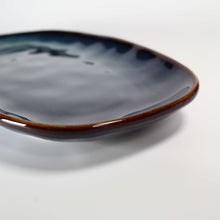 Lade das Bild in den Galerie-Viewer, Serviertellerchen Keramik 27 cm – Blau-Grün-Gold Servierteller Gothenburg – Handbemalt – Bild 5