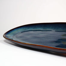 Lade das Bild in den Galerie-Viewer, Serviertellerchen Keramik 27 cm – Blau-Grün-Gold Servierteller Gothenburg – Handbemalt – Bild 4