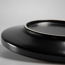 Lade das Bild in den Galerie-Viewer, Detailansicht schwarzer Keramik-Speiseteller Goma Ø 25 cm mit hoher Kante und glänzender Glasur