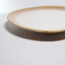 Lade das Bild in den Galerie-Viewer, Flacher Speiseteller „Charlotte“ Ø 26 cm – Beige-Gold, Seitenansicht