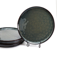 Lade das Bild in den Galerie-Viewer, Detailaufnahme der Glasur des Speisetellers Ø 28 cm – handbemaltes Muster im Blau-Grün-Gold-Farbspiel.