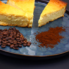 Lade das Bild in den Galerie-Viewer, Handbemalter Keramik Speiseteller Ø 28 cm „Gothenburg“ mit Kuchen und Kaffeebohnen serviert.