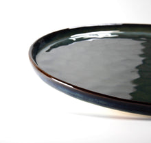 Lade das Bild in den Galerie-Viewer, Seitenansicht eines flachen Speisetellers aus Keramik Ø 28 cm im glänzenden Blau-Grün-Gold-Design.