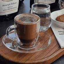 Lade das Bild in den Galerie-Viewer, Doppelwandiges Thermoglas Triest mit türkischem Kaffee auf einem Holzbrett, daneben ein Glas Wasser