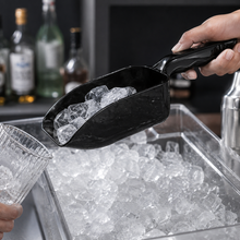 Lade das Bild in den Galerie-Viewer, Ergonomische Eisschaufel aus Polycarbonat zum hygienischen Entnehmen von Eiswürfeln und Befüllen von Cocktail- und Longdrinkgläsern.
