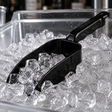 Lade das Bild in den Galerie-Viewer, Die schwarze Eisschaufel ist im Eisbehälter jederzeit gut sichtbar und ermöglicht eine hygienische sowie schnelle Entnahme von Eiswürfeln.
