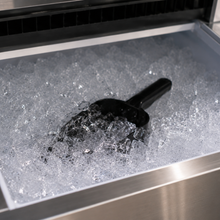 Lade das Bild in den Galerie-Viewer, Die schwarze Eisschaufel verschwindet nicht zwischen den Eiswürfeln und ist jederzeit leicht zu finden. Ideal für den professionellen Einsatz in Gastronomie und Hotellerie.
