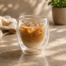 Lade das Bild in den Galerie-Viewer, Doppelwandiges Thermoglas Nizza 300 ml mit Eiskaffee auf heller Steinfläche im Sonnenlicht
