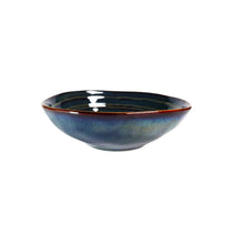 Lade das Bild in den Galerie-Viewer, Kadum Pastateller Ø 20 cm in Blau-Grün-Gold, handbemalt, Seitenansicht auf weißem Hintergrund.
