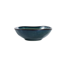 Lade das Bild in den Galerie-Viewer, Kadum Pastateller Ø 20 cm in Blau-Grün-Gold, handbemalt, Seitenansicht auf weißem Hintergrund.
