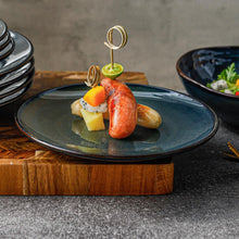 Lade das Bild in den Galerie-Viewer, Mediterrane Tischszene mit Kadum Speisetellern Ø 26 cm, serviert mit Fingerfood.
