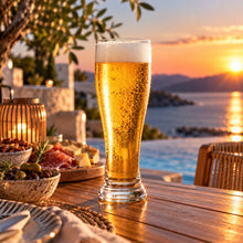Lade das Bild in den Galerie-Viewer, OONYQ Crystal Beer 600 ml – bruchsicheres Bierglas aus Tritan mit Bier am Pool zu Tapas
