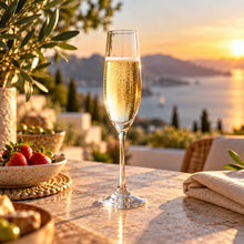 Lade das Bild in den Galerie-Viewer, OONYQ Crystal Champagne 175 ml – bruchsichere Sektflöte aus Tritan mit Sekt auf der Terrasse mit Meerblick
