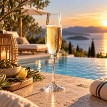 Lade das Bild in den Galerie-Viewer, OONYQ Crystal Champagne 175 ml – bruchsichere Sektflöte aus Tritan mit Sekt am Infinity-Pool
