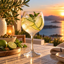 Lade das Bild in den Galerie-Viewer, OONYQ Crystal Gin 640 ml – bruchsicheres Gin-Tonic-Glas aus Tritan mit Gin Tonic, Gurke und Limette bei Sonnenuntergang

