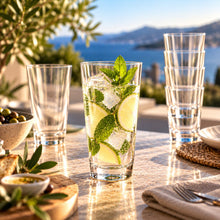 Lade das Bild in den Galerie-Viewer, OONYQ Crystal Longdrink 330 ml – bruchsicheres, stapelbares Longdrinkglas aus Tritan mit Mojito neben gestapelten Gläsern
