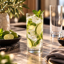 Lade das Bild in den Galerie-Viewer, OONYQ Crystal Longdrink 355 ml – bruchsicheres Longdrinkglas aus Tritan mit Mojito auf der Terrasse
