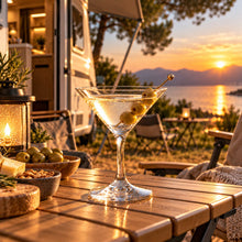 Lade das Bild in den Galerie-Viewer, OONYQ Crystal Martini 295 ml – bruchsicheres Martiniglas aus Tritan mit Martini vor dem Wohnmobil
