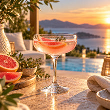 Lade das Bild in den Galerie-Viewer, OONYQ Crystal Champagne 210 ml – bruchsichere Sektschale aus Tritan mit Grapefruit-Cocktail am Pool
