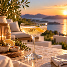Lade das Bild in den Galerie-Viewer, OONYQ Crystal Champagne 210 ml – bruchsichere Sektschale aus Tritan mit Prosecco und Zitrone auf der Terrasse

