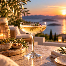 Lade das Bild in den Galerie-Viewer, OONYQ Crystal Champagne 210 ml – bruchsichere Sektschale aus Tritan mit Champagner-Cocktail im Abendlicht
