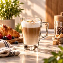 Lade das Bild in den Galerie-Viewer, OONYQ Crystal Tea 380 ml – bruchsicheres Teeglas mit Henkel aus Tritan mit Latte macchiato zum Frühstück
