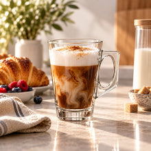 Lade das Bild in den Galerie-Viewer, OONYQ Crystal Tea 380 ml – bruchsicheres Teeglas mit Henkel aus Tritan mit Cappuccino und Croissant
